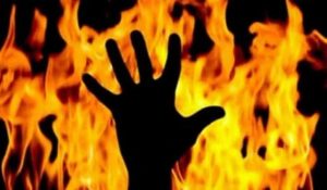 Delhi fire : आनंद विहार में झोपड़ी में लगी भीषण आग, 3 लोगों की जलकर दर्दनाक मौत, मौके पर पहुंची फायर ब्रिगडे 