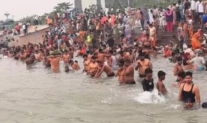 काशी : सोमवती अमावस्या के स्नान पर आस्था की डुबकी लगा रहे श्रद्धालु