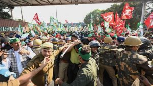 Farmer Protest : बॉर्डर तोड़ ट्रैक्टर के साथ दिल्ली पहुंच रहे किसान, शहर में लगा लंबा जाम, प्रशासन परेशान