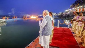 संगम नोज पर PM MODI और CM YOGI ने की पूजा-अर्चना, उतारी त्रिवेणी की आरती