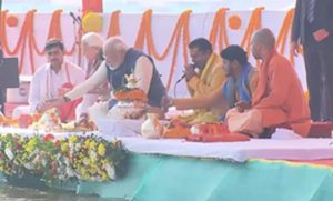 PM मोदी ने प्रयागराज में संगम तट पर पूजा की, कुंभ परियोजनाओं का उद्घाटन किया