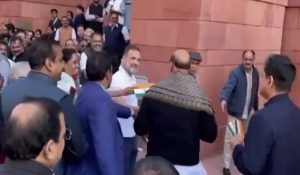 VIDEO : संसद में राहुल गांधी का विरोध का अनोखा अंदाज, राजनाथ सिंह को दिया तिरंगा और गुलाब