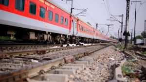 UP NEWS : काशी विश्वनाथ ट्रेन पर पथराव करने वालों की तलाश शुरू