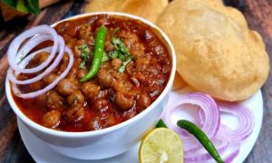 छोले-भटूरे खाते समय आया हार्टअटैक, धड़ाम से गिरा, मचा हड़कंप