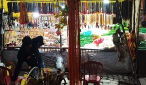Maha Kumbh 2025 : संगम क्षेत्र में सज रही हैं पूजन सामग्री की दुकानें, गीता प्रेस से छपी धार्मिक पुस्तकों की होती हैं सबसे ज्यादा मांग