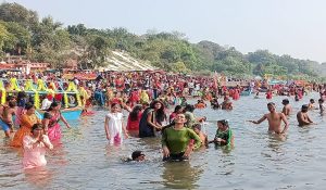 Makar Sankranti के मौके पर श्रद्धालुओं ने नर्मदा नदी में किया स्नान, उमड़ा जनसैलाब