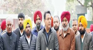 चंडीगढ़ चीफ सेक्रेटरी मुद्दे पर ‘आप’ प्रतिनिधिमंडल ने राज्यपाल से की मुलाकात, कहा- केंद्र पंजाब के साथ कर रहा है सौतेली मां जैसा व्यवहार