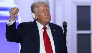 Donald Trump ने कार्यकारी आदेशों पर हस्ताक्षर करने के बाद भीड़ की तरफ फेंका अपना पेन