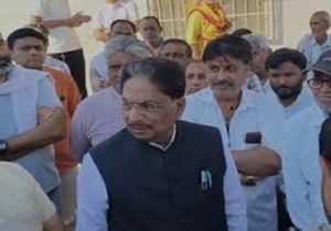 महाकुंभ भगदड़ में जान गंवाने वाले महेश भाई के परिजनों से मिले स्वास्थ्य मंत्री ऋषिकेष पटेल