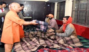 ठंड में निराश्रितों का हाल जानने सड़कों पर निकले CM योगी , रैन बसेरों में पूछा लोगों का हाल