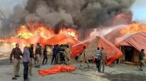 महाकुंभ के सैक्टर 22 के बाहर एक टैंट में लगी आग से 15 टैंट जले, कोई जनहानि नहीं