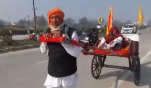 92 साल की माँ ने जताई महाकुम्भ में स्नान की इच्छा, 65 साल का बीटा बना श्रवण, इस तरीके से पूरा किया माँ का सपना