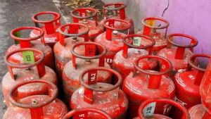 IOC, BPCL, HPCL को 35,000 करोड़ रुपये की LPG subsidy दे सकती है सरकार 