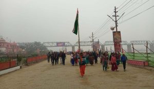 हाथों में तिरंगा थामे अमृत स्नान करने महाकुम्भ पहुंचा झारखंड से आया जत्था