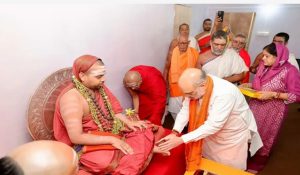 केंद्रीय गृह मंत्री अमित शाह ने श्रृंगेरी, पुरी और द्वारका पीठ के शंकराचार्यों का लिया आशीर्वाद