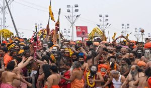 संगम पर अखाड़े कुछ देर में करेंगे अमृत स्नान