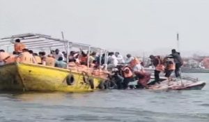 Varanashi Boat Accident News :  वाराणसी में बड़ा हादसा, 60 लोगों से भरी नाव पलटी… बचाव कार्य जारी