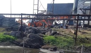 छत्तीसगढ़ के मुंगेली में बड़ा हादसा, निर्माणाधीन प्लांट में चिमनी गिरने से कई मजदूर मलबे में दबे 