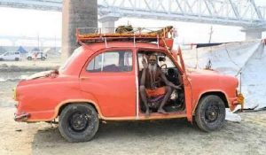 Mahakumbh 2025 : 35 साल की पुरानी कार से महाकुंभ पहुंचे Baba…  Ambassador कार को लेकर कही ये बात