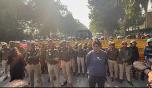 Swati Maliwal News : कूड़ा फेंकने केजरीवाल के घर पहुंची स्वाति मालीवाल… Delhi Police ने किया गिरफ्तार