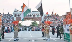 Attari – Wagah Border : बॉर्डर पर बीटिंग रिट्रीट समारोह, BSF जवानों ने दिया एकता और भाईचारे का संदेश, देखें Video