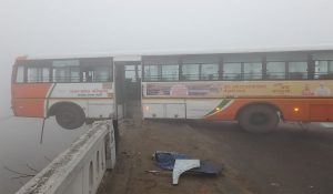 एक्सीडेंट के बाद फ्लाईओवर से लटकी रोडवेज़ की बस, मचा हड़कंप