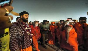 संगम पर भारी भीड़ से अखाड़ों का अमृत स्नान रद्द