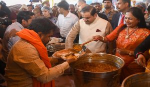 Gautam Adani महाकुंभ दौरा: संगम में स्नान, हनुमानजी के दर्शन और शिविर में बाटा भोजन… अब हुए रवाना, देखें Video