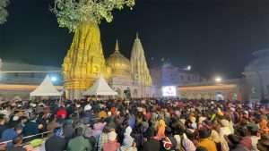 नए साल पर काशी विश्वनाथ के दर्शन का टूटा रिकॉर्ड, इतने लाख श्रद्धालुओं ने टेका मत्था, देखें तस्वीरें