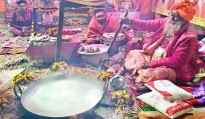 महाकुंभ में छाए रबड़ी वाले बाबा, 150 लीटर दूध से रोज़ाना बनाते है रबड़ी