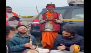 Mahakumbh 2025 : महाकुंभ में PM मोदी के भतीजे ने दोस्तों संग गाया भजन, झूम उठे लोग