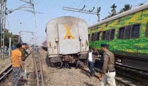 West Bengal Train Accident : आपस में भिड़ीं दो ट्रेनें, शालीमार-संतरागाछी लाइन पर प्रभावित हुई सेवाएं