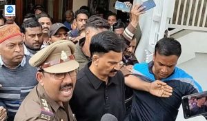 Press Conference कर रहे थे कांग्रेस सांसद… उठा ले गई पुलिस, महिला से बलात्कार करने का मामला हुआ दर्ज!
