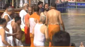 CM Yogi Mahakumbh 2025 : कैबिनेट मीटिंग में CM योगी ने की बड़ी घोषणाएं … अब कर रहे त्रिवेणी में स्नान, देखें Video