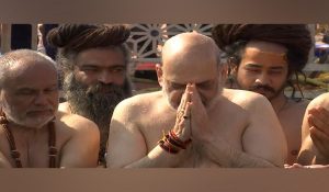 परिवार संग प्रयागराज पहुंचे गृह मंत्री अमित शाह, संगम में लगाई डुबकी, CM योगी भी रहे मौजूद, देखें तस्वीरें