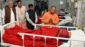 महाकुंभ भगदड़ में घायल हुए श्रद्धालुओं से मिले CM योगी, बोले- घबराना मत, सब ठीक हो जाएगा