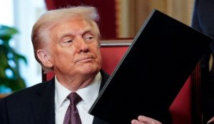 America News : Trump ने Canada, Mexico और चीन पर शुल्क लगाया, मुद्रास्फीति बढ़ने की आशंका