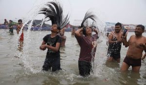 Maha Kumbh 2025 : Har Har Mahadev का जयघोष करते हुए देसी-विदेशी श्रद्धालुओं ने संगम में लगाई डुबकी