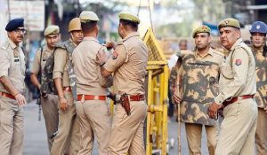 Jharkhand News : Koderma में मंदिर से जुड़े होर्डिंग के विवाद में 2 गुट भिड़े, 3 पुलिसकर्मियों सहित 15 घायल