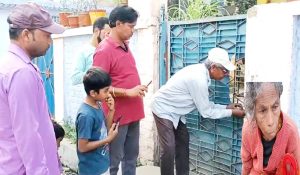 बूढ़ी मां को घर में बंद कर पत्नी के साथ कुंभ नहाने गया बेटा, प्लास्टिक खाने को मजबूर हुई मां…