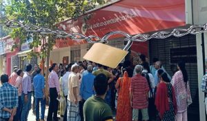 अब बैंक से नहीं न‍िकाल सकेंगे पैसे, ग्राहकों की लगी लंबी कतारें…