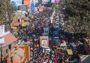‘भारत का सबसे बड़ा ट्रैफिक जाम’: महाकुंभ में लगा 300 किलोमीटर लंबा जाम, घंटों सड़कों पर फंसे रहे श्रद्धालु