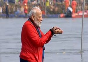 पीएम मोदी ने की महाकुंभ में सेवा दे रहे स्वच्छताकर्मयिों और पुलसिकर्मयिों की करी तारीफ