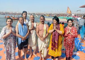 महाकुंभ: हिमाचल के मुख्यमंत्री सुक्खू और उनके परिवार ने संगम में लगाई डुबकी
