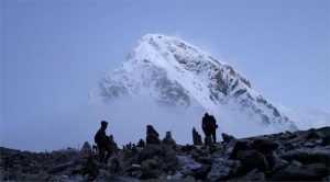 माउंट एवरेस्ट और 8,000 मीटर से अधिक ऊंचे पर्वत शिखरों के एकल पर्वतारोहण पर लगी रोक 