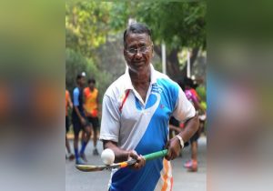महाकुंभ: खेल जगत के दिग्गज और अजरुन पुरस्कार विजेता अशोक ध्यानचंद ने किया संगम में स्नान