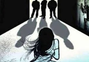किशोरी से सामूहिक बलात्कार के आरोप में तीन नाबालिगों को हिरासत में लिया गया, दो अन्य गिरफ्तार