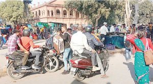 अयोध्या में श्रद्धालुओं से अधिक पैसे वसूलने के आरोप में ‘बाइकर्स गैंग’ पर मामला दर्ज