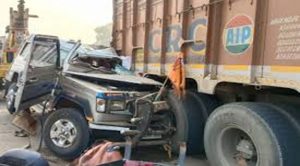 कर्नाटक से प्रयागराज जा रहे श्रद्धालुओं की जीप ट्रक से टकराई, 6 लोगों की मौत