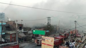 मुरादाबाद की एक प्लास्टिक पाइप के फैक्टरी में लगी भयानक आग, दमकल कर्मी मौके पर पहुंचे